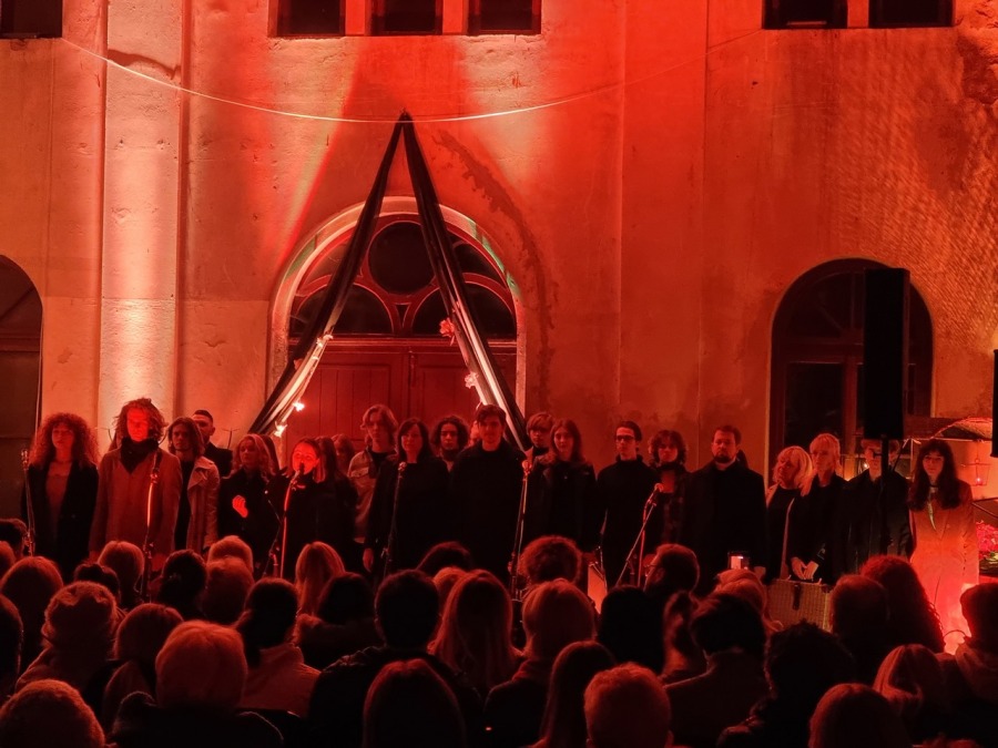 Zachwycający koncert w sali na cmentarzu. Zabrakło miejsc siedzących ZDJĘCIA