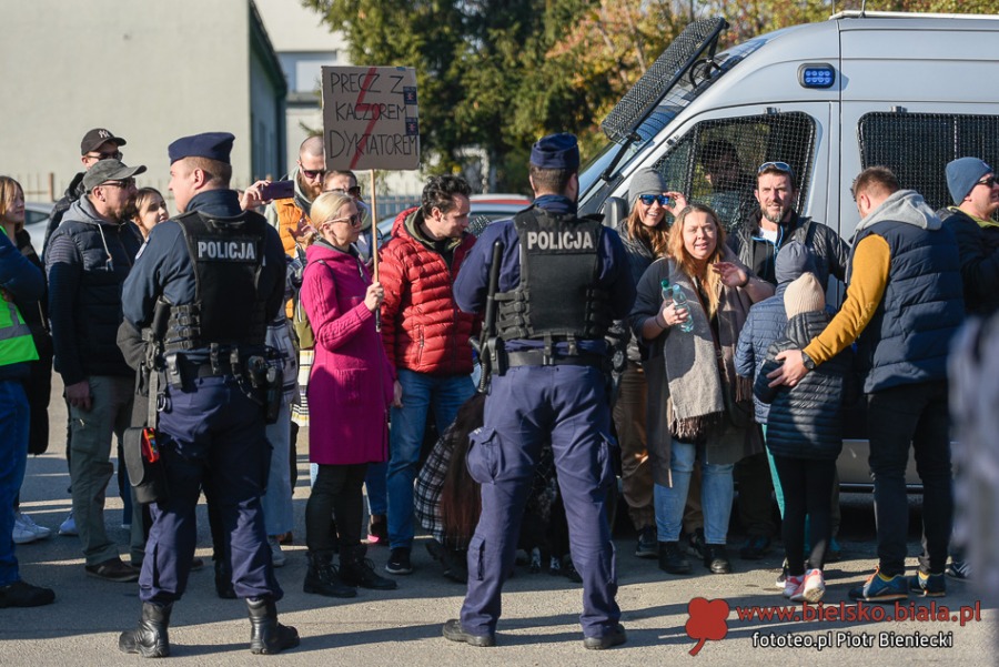 Wojna światów w Bielsku-Białej. Ostry protest przeciwników prezesa ZDJĘCIA