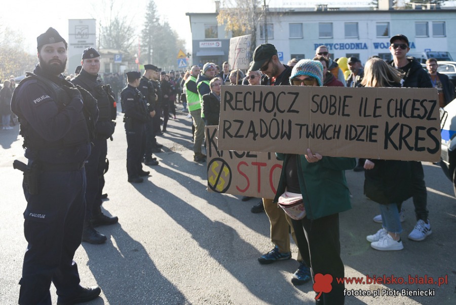 Wojna światów w Bielsku-Białej. Ostry protest przeciwników prezesa ZDJĘCIA
