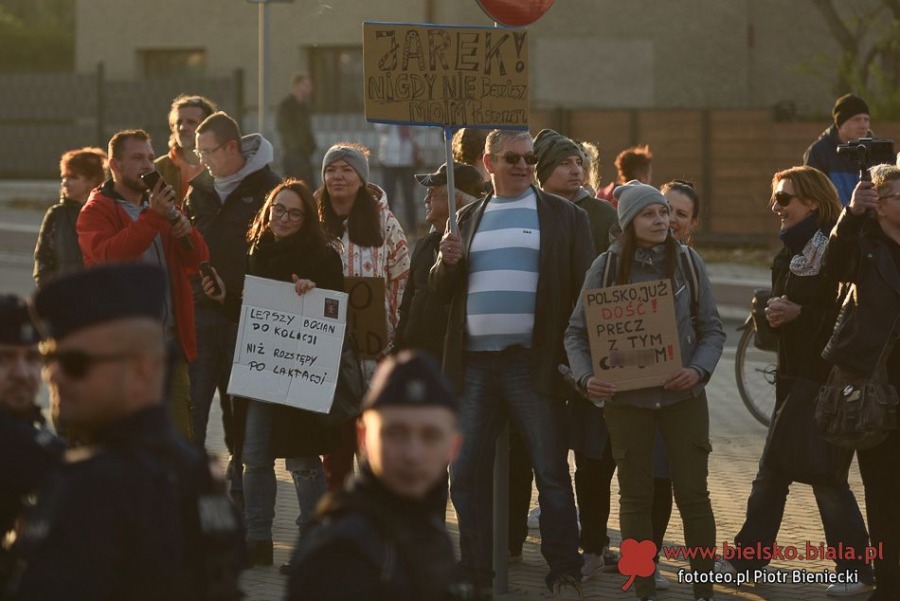 Wojna światów w Bielsku-Białej. Ostry protest przeciwników prezesa ZDJĘCIA