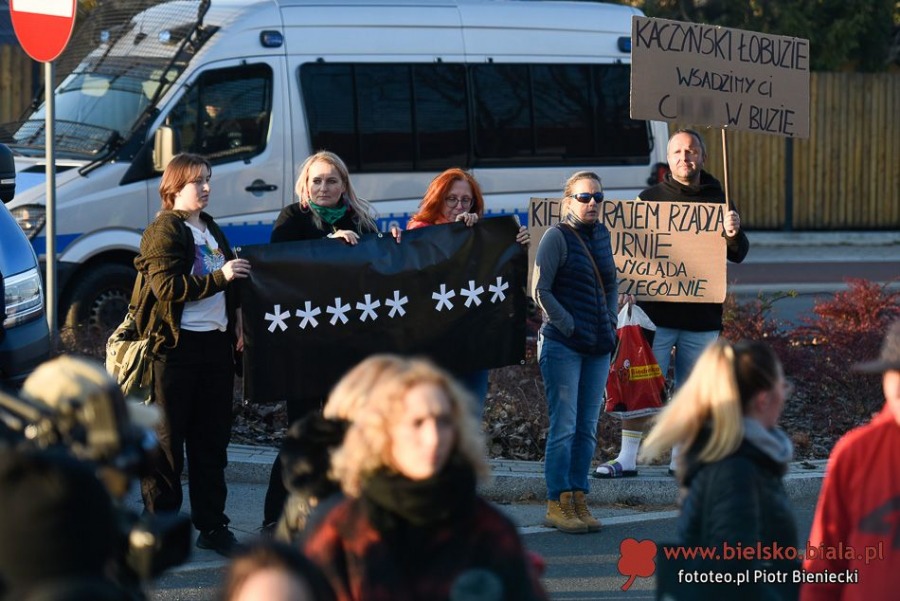 Wojna światów w Bielsku-Białej. Ostry protest przeciwników prezesa ZDJĘCIA