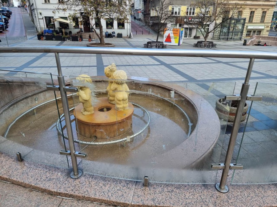 Przerażający brud na placu Chrobrego. Części plam nie da się już usunąć ZDJĘCIA