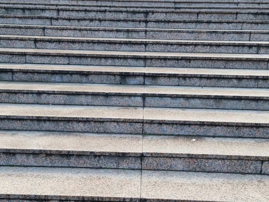 Przerażający brud na placu Chrobrego. Części plam nie da się już usunąć ZDJĘCIA