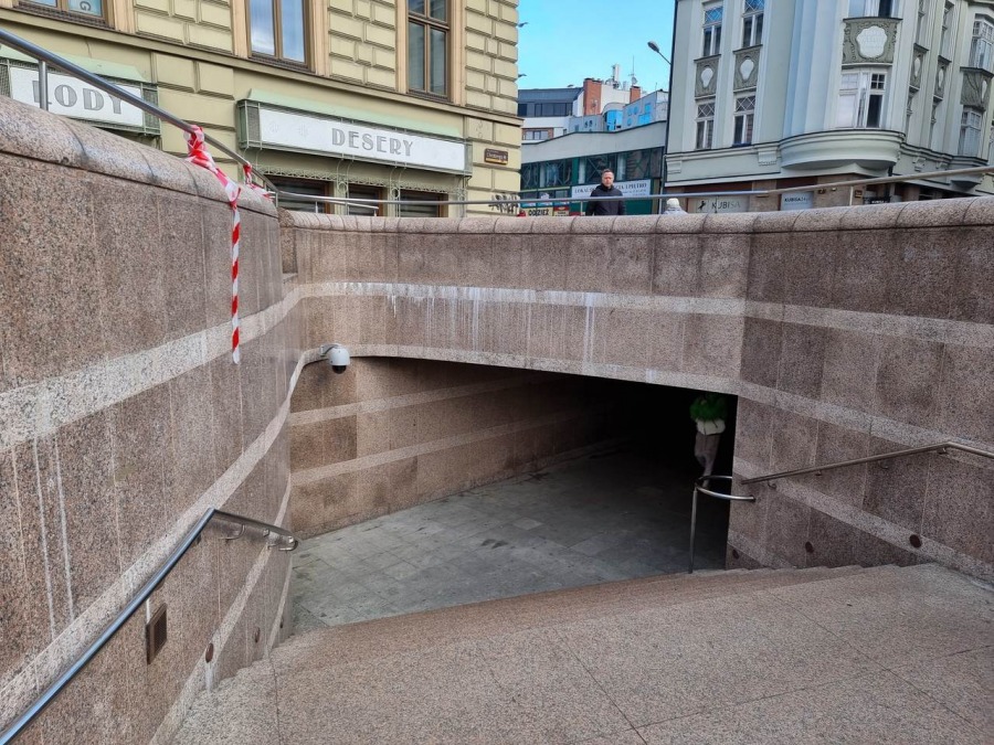 Przerażający brud na placu Chrobrego. Części plam nie da się już usunąć ZDJĘCIA