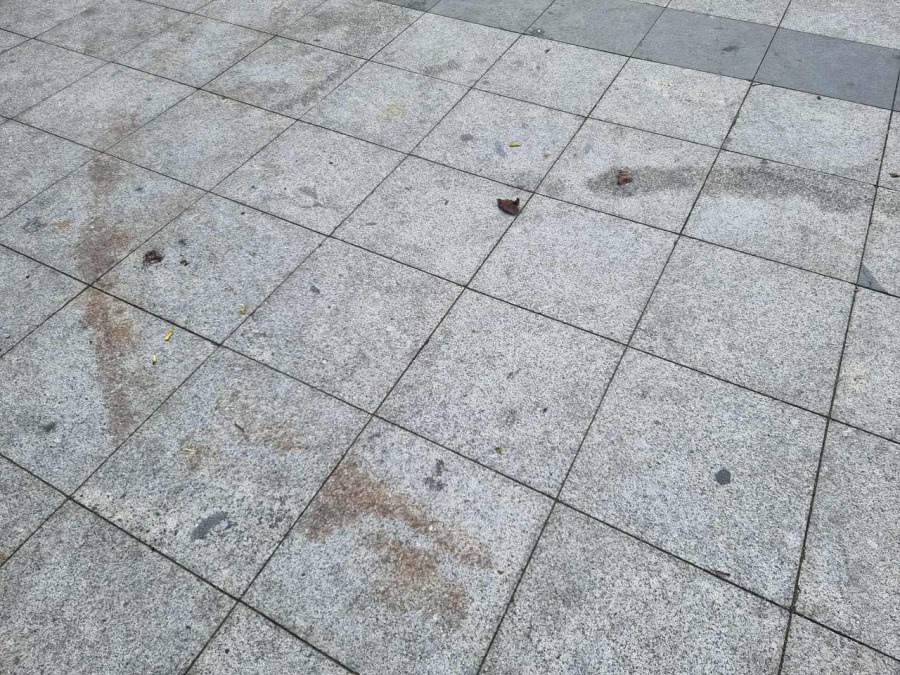 Przerażający brud na placu Chrobrego. Części plam nie da się już usunąć ZDJĘCIA