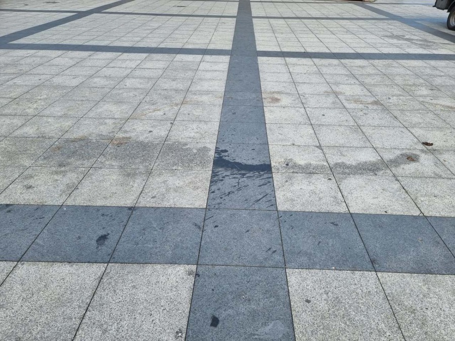 Przerażający brud na placu Chrobrego. Części plam nie da się już usunąć ZDJĘCIA