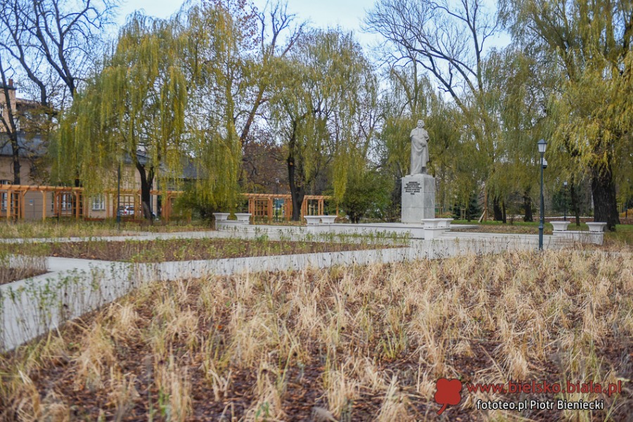 Park Włókniarzy otwarty po rewitalizacji. Duże zmiany na placu Mickiewicza ZDJĘCIA