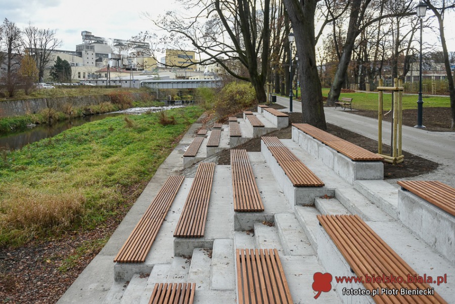 Park Włókniarzy otwarty po rewitalizacji. Duże zmiany na placu Mickiewicza ZDJĘCIA