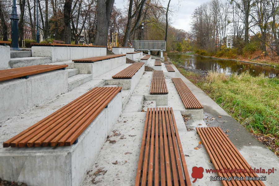 Park Włókniarzy otwarty po rewitalizacji. Duże zmiany na placu Mickiewicza ZDJĘCIA