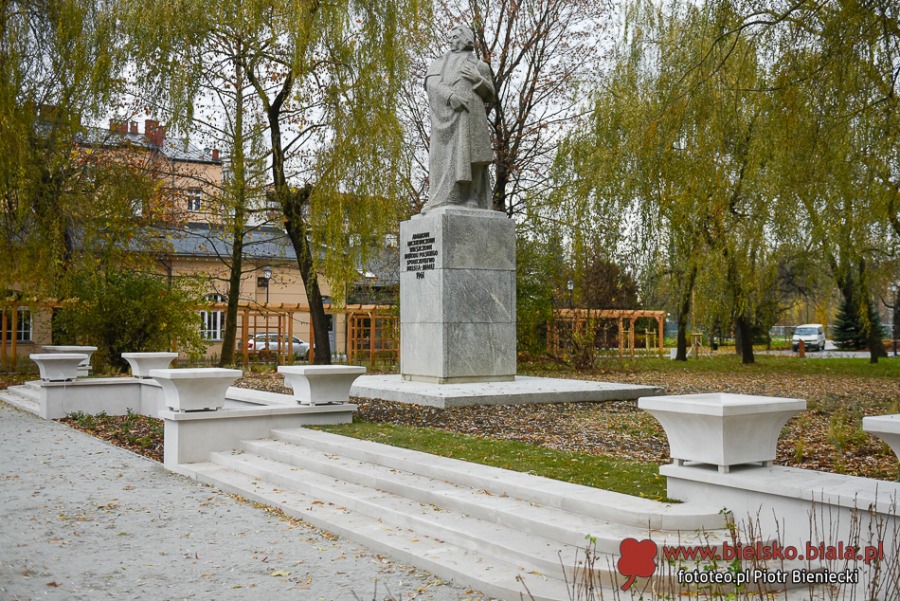 Park Włókniarzy otwarty po rewitalizacji. Duże zmiany na placu Mickiewicza ZDJĘCIA