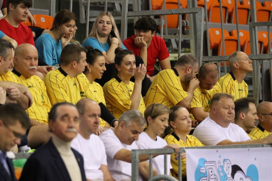 Tylko hala pod Dębowcem mogła pomieścić takie tłumy! ZDJĘCIA