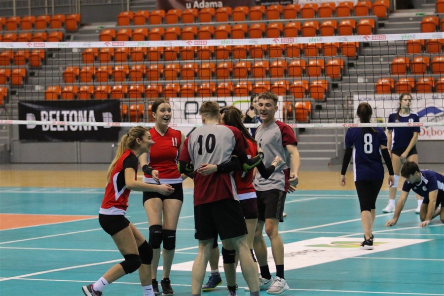 Tylko hala pod Dębowcem mogła pomieścić takie tłumy! ZDJĘCIA