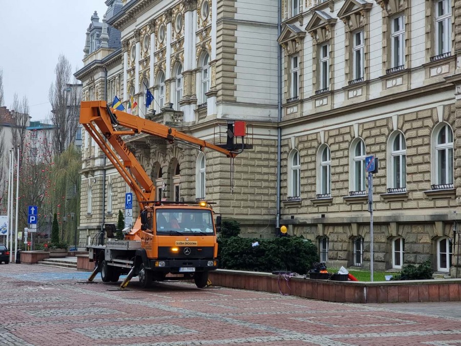 Bielsko-Biała pięknieje na święta. Bożonarodzeniowe ozdoby już na ulicach! ZDJĘCIA