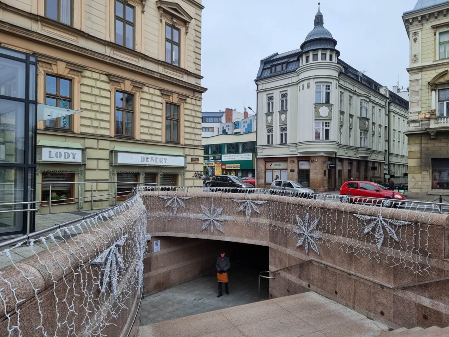 Bielsko-Biała pięknieje na święta. Bożonarodzeniowe ozdoby już na ulicach! ZDJĘCIA