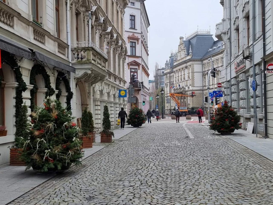 Bielsko-Biała pięknieje na święta. Bożonarodzeniowe ozdoby już na ulicach! ZDJĘCIA