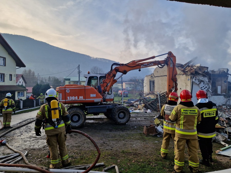 Eksplozja w domu jednorodzinnym w Ustroniu. Wydobyto ciała dwóch mężczyzn - ZDJĘCIA
