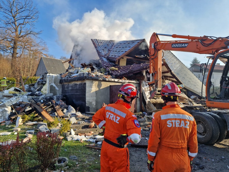 Eksplozja w domu jednorodzinnym w Ustroniu. Wydobyto ciała dwóch mężczyzn - ZDJĘCIA
