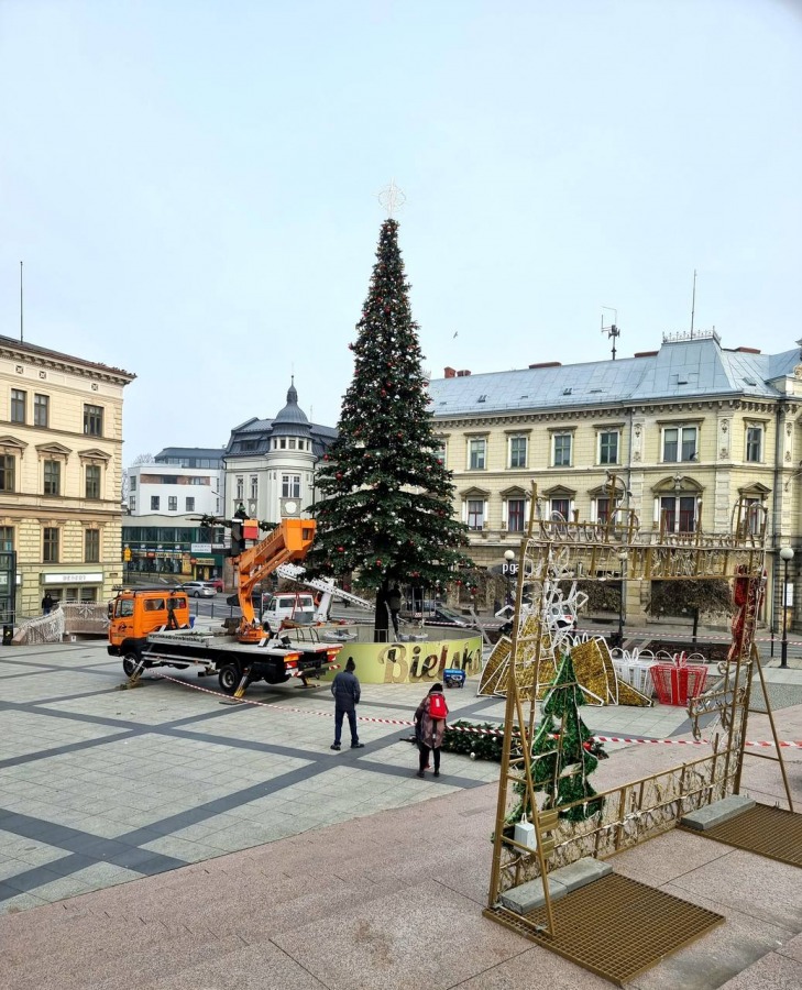 Wielka choinka już stoi na placu Chrobrego! Jest taka piękna, jak w zeszłym roku ZDJĘCIA