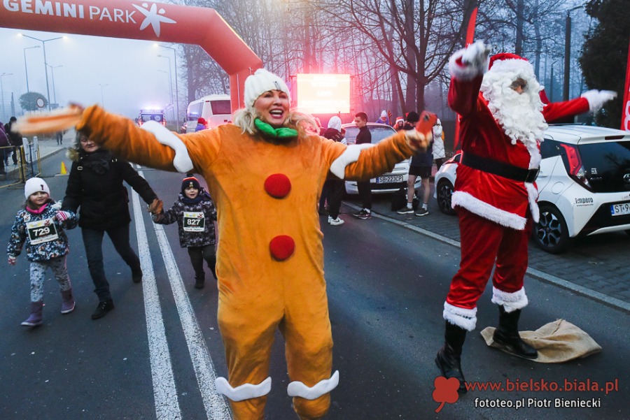 Nie zniechęcił ich chłód i gęsta mgła. Pieniądze na paczki dla dzieciaków  ZDJĘCIA