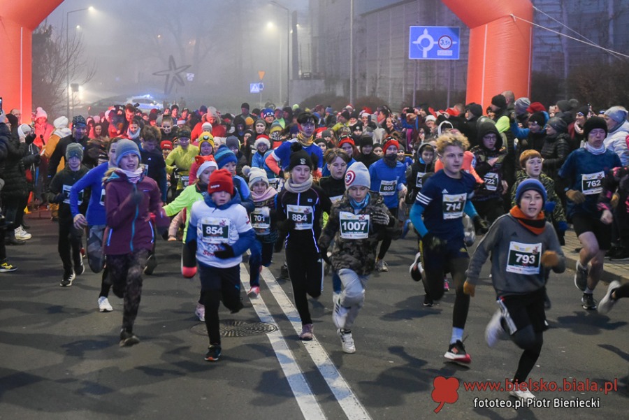Nie zniechęcił ich chłód i gęsta mgła. Pieniądze na paczki dla dzieciaków  ZDJĘCIA
