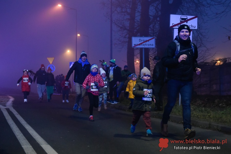 Nie zniechęcił ich chłód i gęsta mgła. Pieniądze na paczki dla dzieciaków  ZDJĘCIA