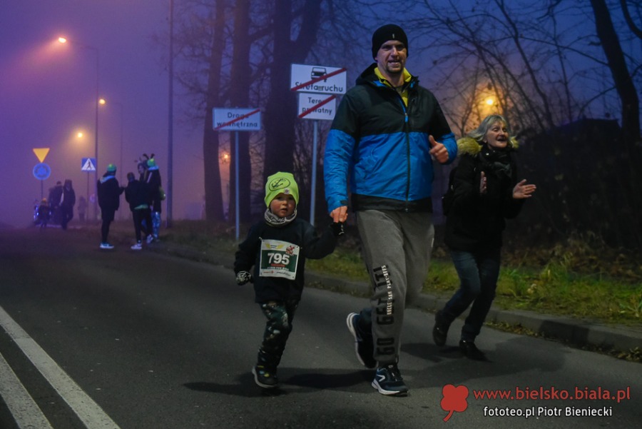 Nie zniechęcił ich chłód i gęsta mgła. Pieniądze na paczki dla dzieciaków  ZDJĘCIA
