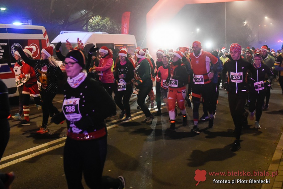 Nie zniechęcił ich chłód i gęsta mgła. Pieniądze na paczki dla dzieciaków  ZDJĘCIA