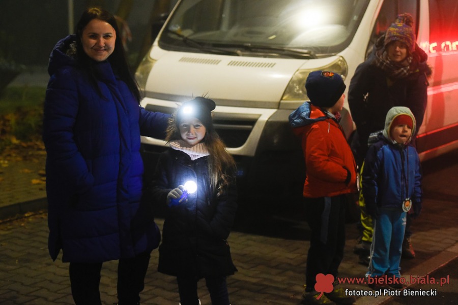 Nie zniechęcił ich chłód i gęsta mgła. Pieniądze na paczki dla dzieciaków  ZDJĘCIA