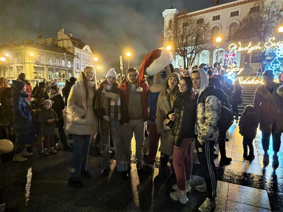 Pilne! Rozbłysła największa choinka w Bielsku-Białej. Idą święta! WIDEO