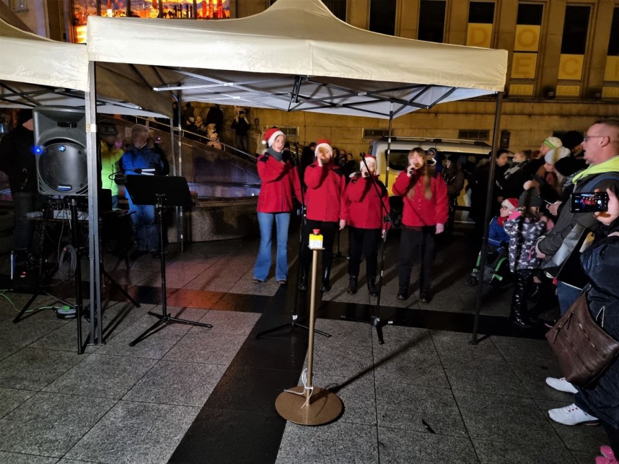 Pilne! Rozbłysła największa choinka w Bielsku-Białej. Idą święta! WIDEO
