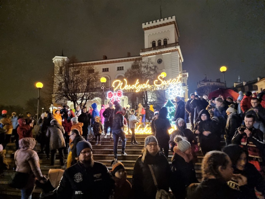 Pilne! Rozbłysła największa choinka w Bielsku-Białej. Idą święta! WIDEO