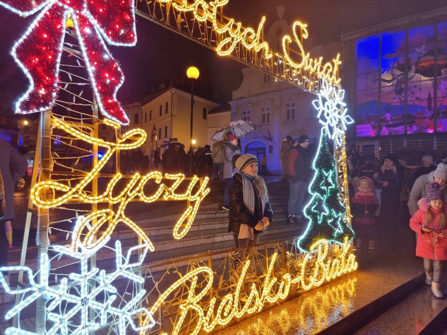 Pilne! Rozbłysła największa choinka w Bielsku-Białej. Idą święta! WIDEO