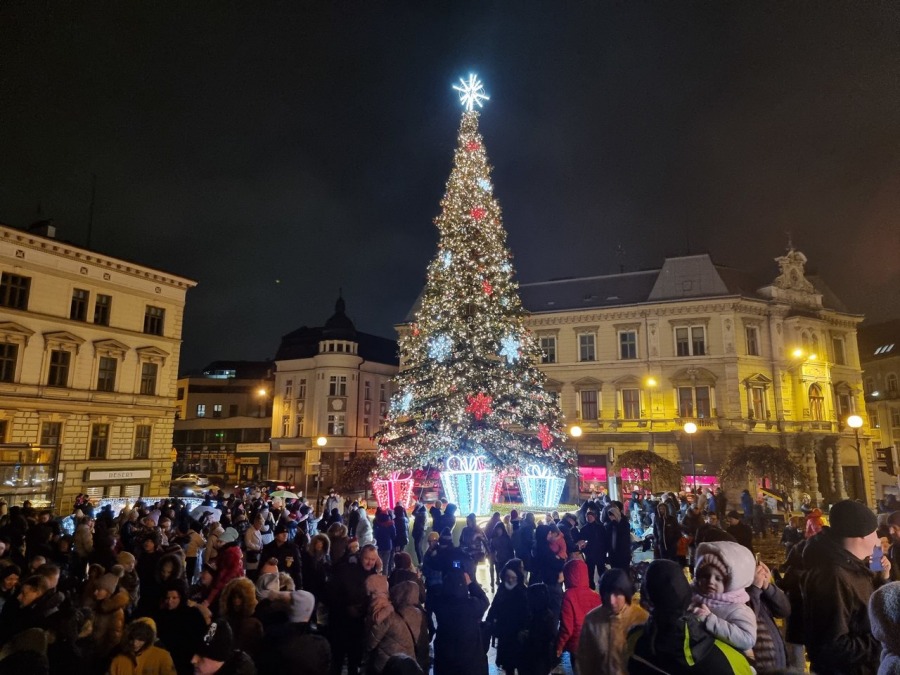 Pilne! Rozbłysła największa choinka w Bielsku-Białej. Idą święta! WIDEO