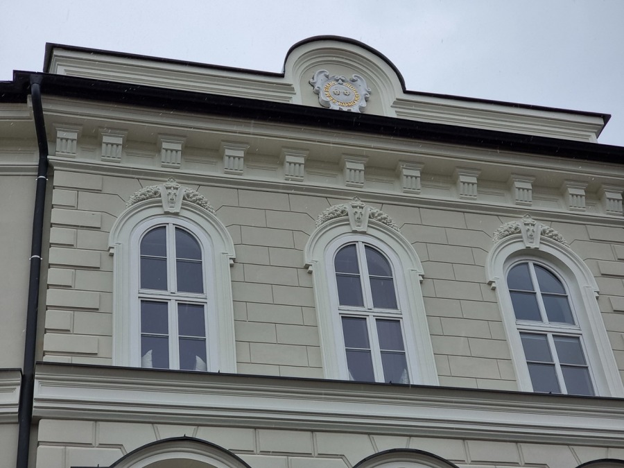 Na ścianę dawnego ratusza wrócił herb Białej. Ma litery ze złota płatkowego