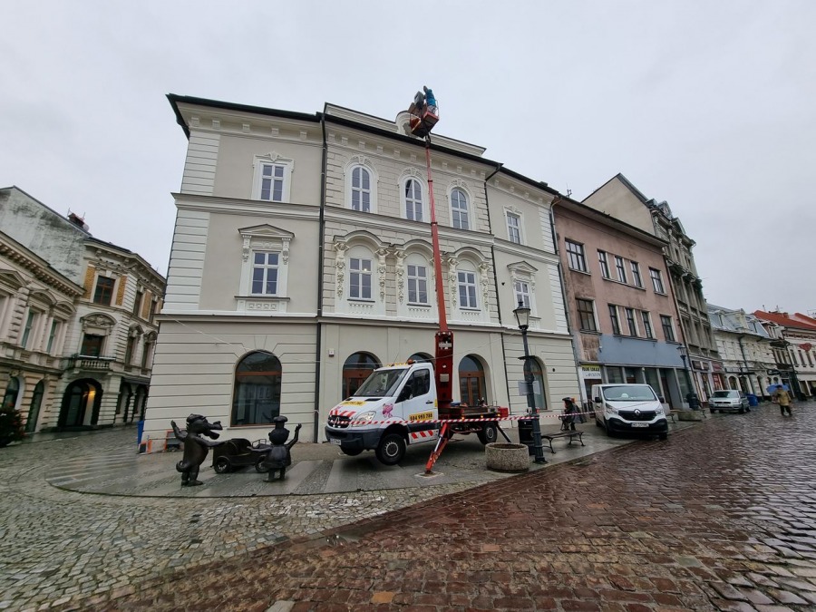 Na ścianę dawnego ratusza wrócił herb Białej. Ma litery ze złota płatkowego