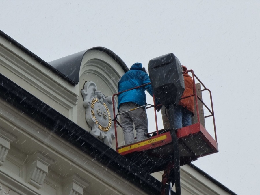 Na ścianę dawnego ratusza wrócił herb Białej. Ma litery ze złota płatkowego