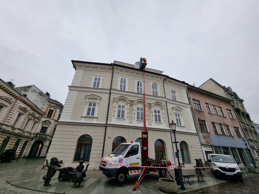 Na ścianę dawnego ratusza wrócił herb Białej. Ma litery ze złota płatkowego