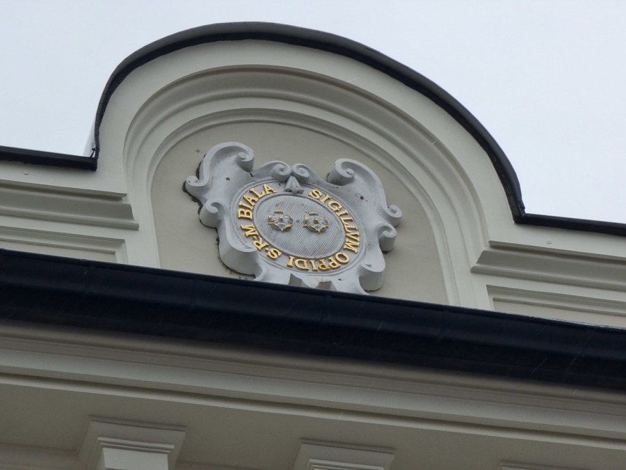 Na ścianę dawnego ratusza wrócił herb Białej. Ma litery ze złota płatkowego