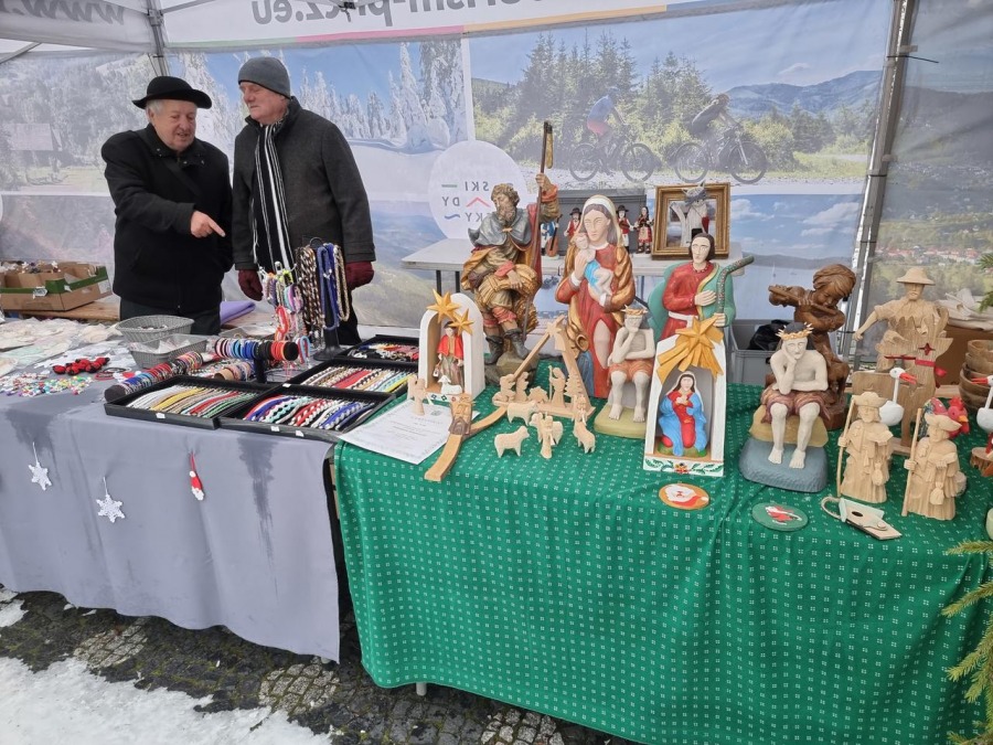 Niebo w gębie na jarmarku świątecznym. Góral z batem wygania diabły ZDJĘCIA