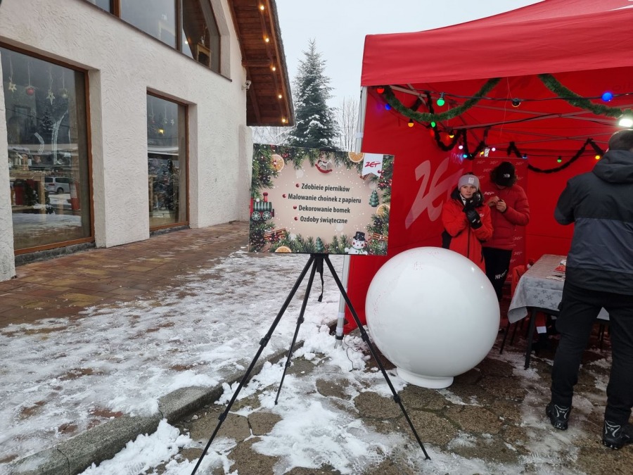 Niebo w gębie na jarmarku świątecznym. Góral z batem wygania diabły ZDJĘCIA