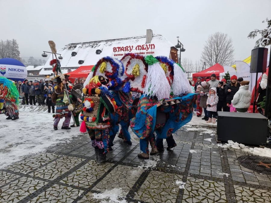 Niebo w gębie na jarmarku świątecznym. Góral z batem wygania diabły ZDJĘCIA