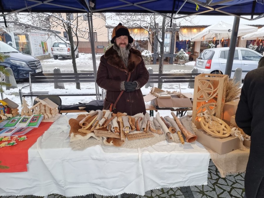 Niebo w gębie na jarmarku świątecznym. Góral z batem wygania diabły ZDJĘCIA