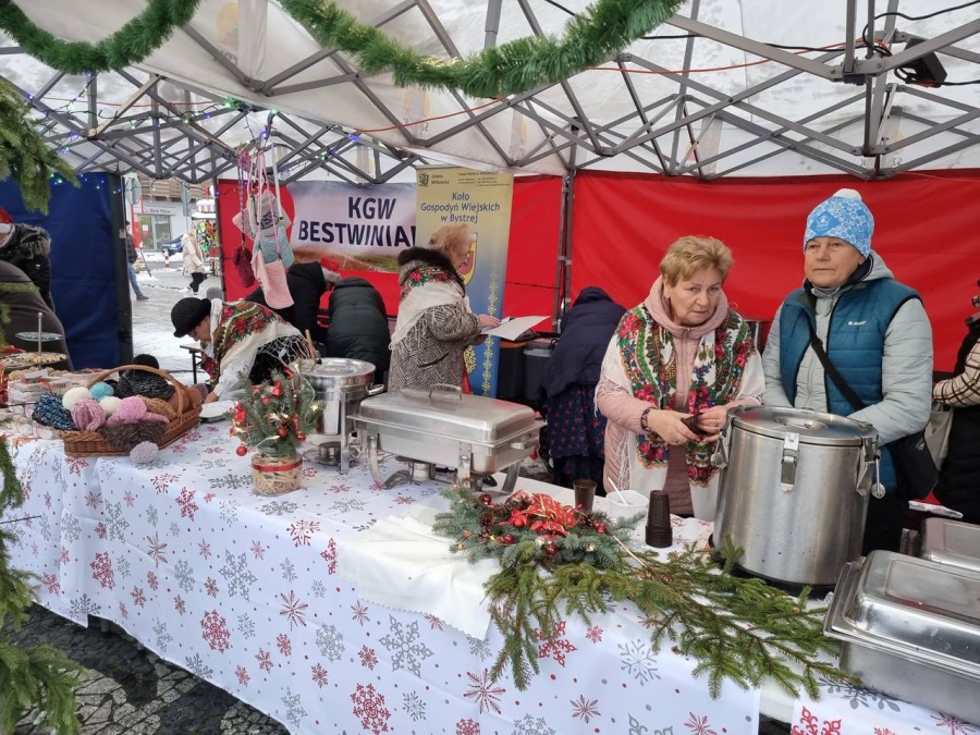 Niebo w gębie na jarmarku świątecznym. Góral z batem wygania diabły ZDJĘCIA