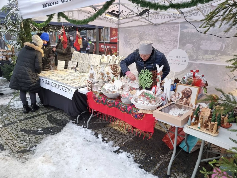 Niebo w gębie na jarmarku świątecznym. Góral z batem wygania diabły ZDJĘCIA