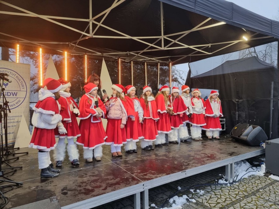 Niebo w gębie na jarmarku świątecznym. Góral z batem wygania diabły ZDJĘCIA