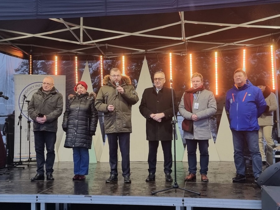 Niebo w gębie na jarmarku świątecznym. Góral z batem wygania diabły ZDJĘCIA