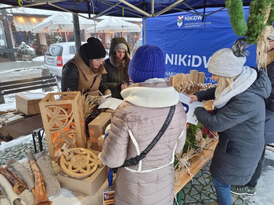 Niebo w gębie na jarmarku świątecznym. Góral z batem wygania diabły ZDJĘCIA