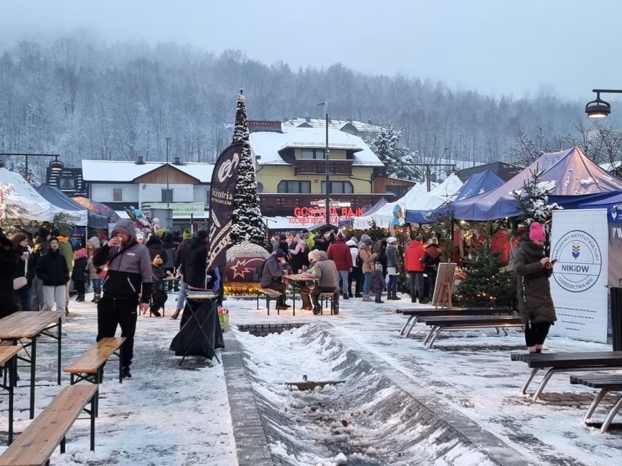 Niebo w gębie na jarmarku świątecznym. Góral z batem wygania diabły ZDJĘCIA