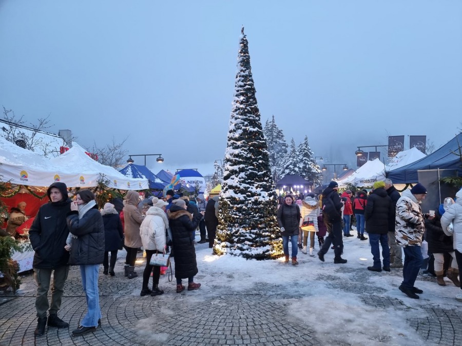 Niebo w gębie na jarmarku świątecznym. Góral z batem wygania diabły ZDJĘCIA