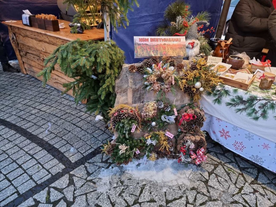 Niebo w gębie na jarmarku świątecznym. Góral z batem wygania diabły ZDJĘCIA